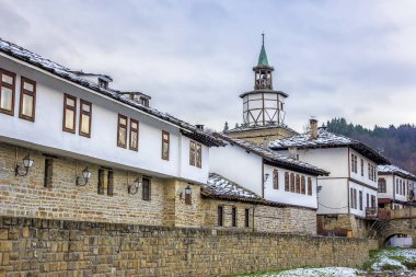 Ulusal Uyanış Bulgar mimarisi. Bulgaristan 'ın Tryavna kentindeki ünlü mimari kompleksindeki ünlü köprü ve ev.