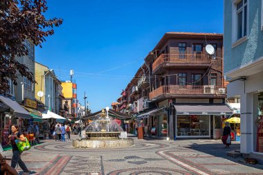 Edirne, Türkiye - 29 Ağustos 2019: Türkiye 'nin Edirne kentindeki Çeşme ve yayaların manzarası.