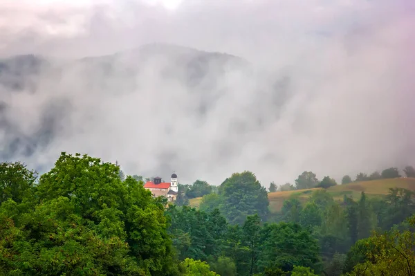 山の上に建物や霧だけで美しい山の風景 — ストック写真