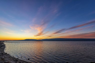 Deniz kıyısından gün doğumunda sersemletici bir deniz manzarası. 