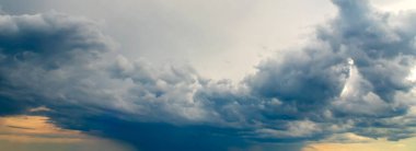 Şehrin üzerinde inanılmaz fırtınalı bulutlar. Panoramik görünüm