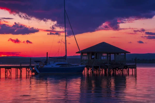 Paysage Passionnant Longue Exposition Sur Lac Avec Yacht Petite Maison — Photo