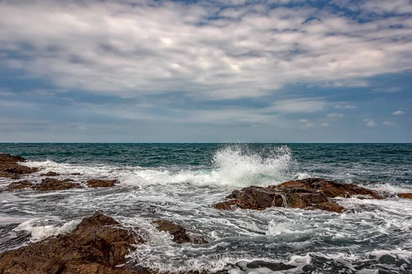 Deslumbrante Paisagem Marinha Com Céu Nublado Ondas Mar Costa Rochosa — Fotografia de Stock
