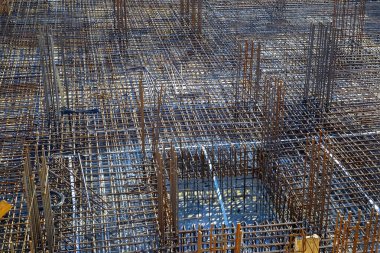 İnşaat alanında takviye birlikleri var. Yeni inşaat. Güçlendirilmiş beton yapı.