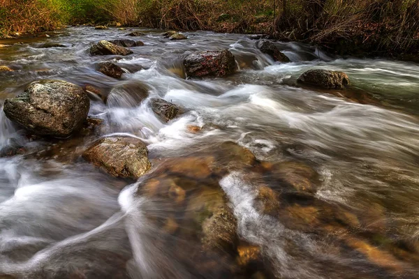 Schöne Bewegungsunschärfe Blick Auf Fließendes Wasser Fluss Mit Steinen — Stockfoto