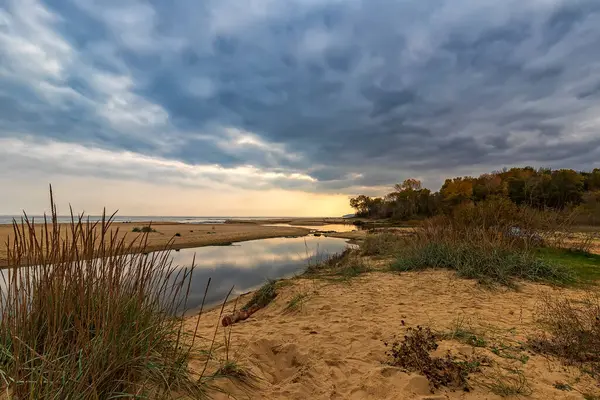 Невелике Озеро Біля Морського Піску Відображенням Неба — стокове фото