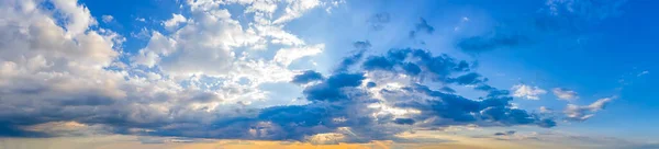 구름낀 하늘의 놀라운 파노라마빛을 광선으로 바라봄 — 스톡 사진