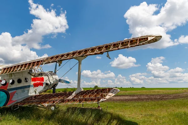 Abandoned Aircraft Plane Standing Field Cloudy Blue Sky — Stock Photo, Image