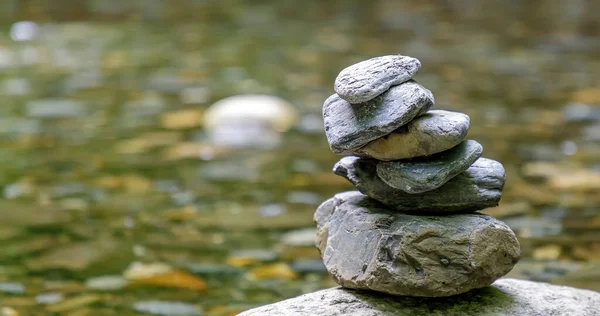 Kieselsteine Aus Flusssteinen Stapeln Sich Beschauliches Konzept Verschwommener Hintergrund — Stockfoto