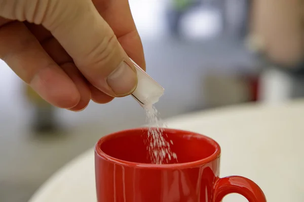 Mão Colocando Açúcar Uma Xícara Café Chá Fechar — Fotografia de Stock