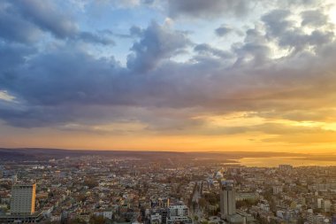 Gün batımında şehrin üzerinde inanılmaz renkli bulutlar. Varna, Bulgaristan