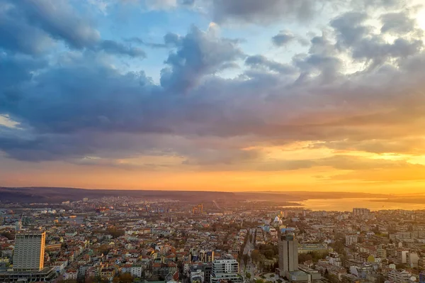 Increíbles Nubes Colores Atardecer Sobre Ciudad Varna Bulgaria — Foto de Stock