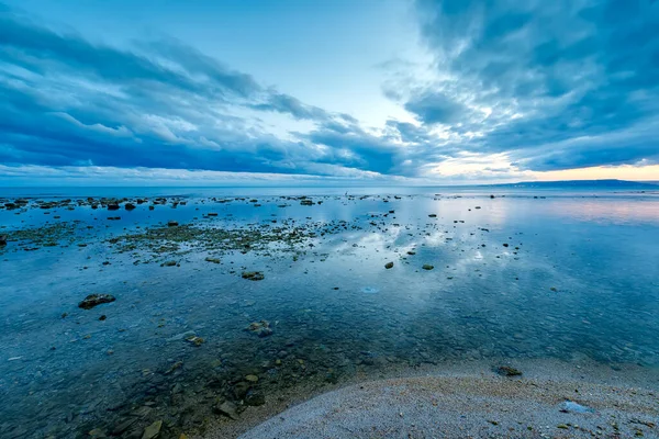 Приголомшливий Краєвид Спокійній Морській Воді Відображенням Води Блакитна Година — стокове фото
