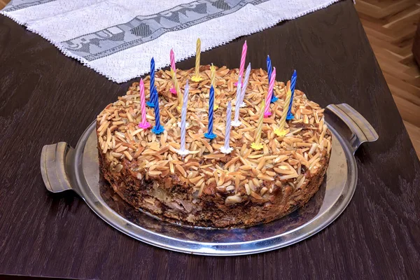 Deliziosa Torta Compleanno Con Candele Sul Tavolo — Foto Stock