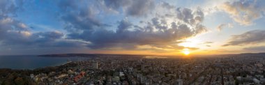 Şehrin üzerindeki muhteşem günbatımı gökyüzünün panoramik görüntüsü