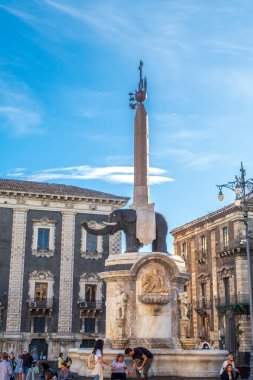 Catania, Sicilya - 15 Kasım 2023: Sicilya 'nın tarihi kent merkezi Catania' daki Piazza del Duomo Meydanı 'ndaki Fil Heykeli Çeşmesi