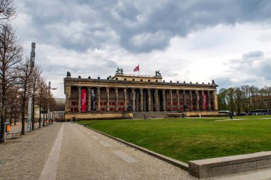 Berlin, Almanya - 13 Nisan 2019: Lustgarten Park ve Eski Ulusal Galeri 'nin Klasik Binası (Altes Müzesi)). 