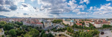 Sofya, Bulgaristan - 26 Temmuz 2024: Şehir merkezi ve Sofya Üniversitesi 'nin muhteşem hava manzarası 