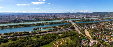 Viyana 'nın üstünde Danube nehri ile inanılmaz bir manzara.