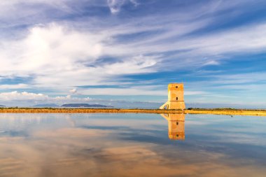 Uçsuz bucaksız, sakin, sığ bir su kütlesinin ortasında duran inanılmaz sakin ve anımsatıcı bir sahne.