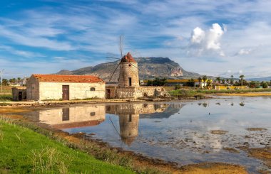 Ünlü tuz tavaları ve yel değirmeni, popüler turistik eğlence, Trapani Sicilya
