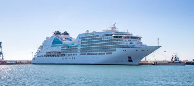 Lüks Gemi Açık Mavi Gökyüzüne Karşı Limana yanaştı
