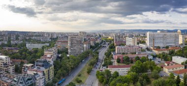 Sofya Şehir Manzarası Panoramik Hava Manzarası Büyük Bulvar, Yerleşim Blokları ve Bulutlu Gökyüzü