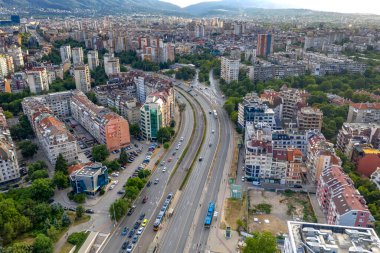 Sofya, Bulgaristan - 26 Temmuz 2024: Tramvay ve Tramvay Tramvayı ve Trafik Bulvarı 'nın yanındaki bir İHA' dan hava görüntüsü, Sofya, Bulgaristan