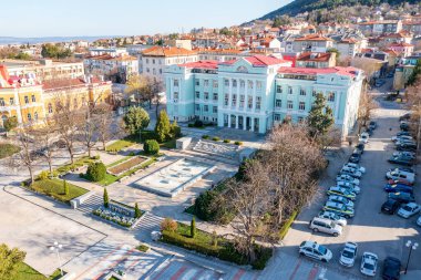 Shumen, Bulgaristan - Mart 03.2025: Bulgaristan 'daki Shumen Belediye Binası ve Merkez Meydanı Havadan Görünümü