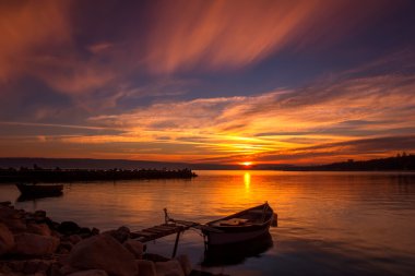 taşlar ile sabah deniz manzarası