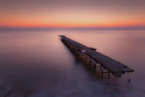 Paisaje con viejo puente roto — Foto de Stock