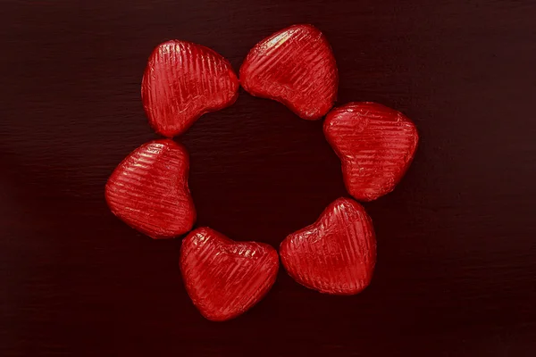 Κόκκινες καρδιές σε μαύρο φόντο — Φωτογραφία Αρχείου