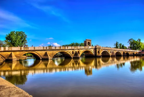 Міст над річкою з відображенням — стокове фото