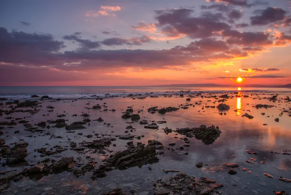 Zonsondergang boven de zee. — Stockfoto