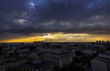 Güzel cityscape dramatik bulutlar ile
