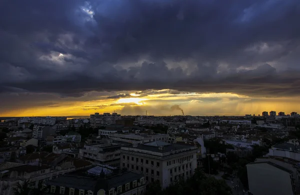 Bela paisagem urbana com nuvens dramáticas — Fotografia de Stock