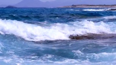 Dalgalar deniz. Mitakas. Yunanistan. Milos Adası. 