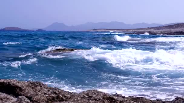Mořské vlny. Mitakas. Řecko. Milos ostrov. — Stock video