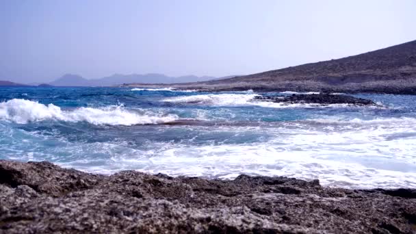 海浪。Mitakas。希腊。米洛斯岛. — 图库视频影像