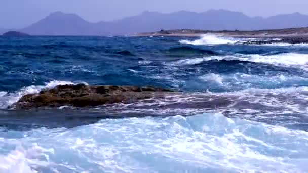 Havet vågor. Mitakas. Grekland. Milos island. — Stockvideo
