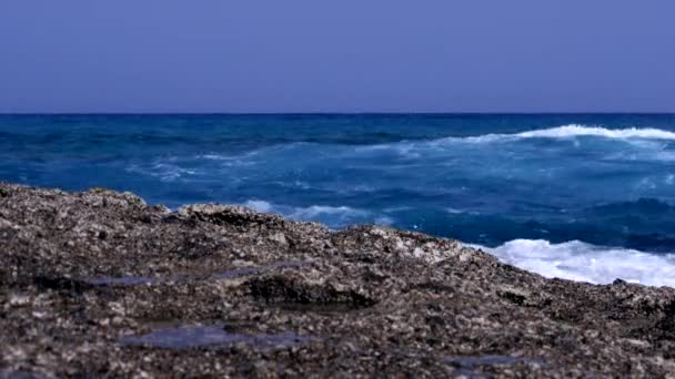 Ondas marinas .Mitakas. Grecia. Isla de Milos . — Vídeo de stock