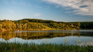 Gölün üzerinde gün batımı.