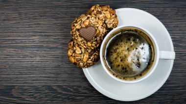 Kahve fincanı ahşap masada..