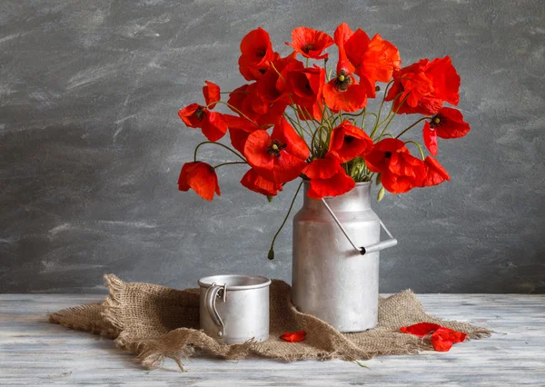 Stillleben im rustikalen Stil: Aluminium-Kochgeschirr und ein Strauß roter Mohnblumen — Stockfoto