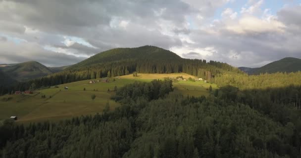 Uitzicht op de Karpaten berg vanuit de lucht — Stockvideo