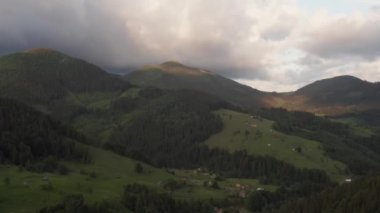 Karpat Dağları 'nın kuş bakışı manzarası. Yaz akşamı, altın saat.