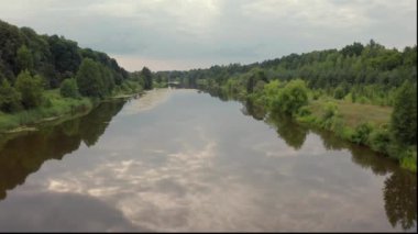 Manzara. Orman nehrinin insansız hava aracı görüntüsü.