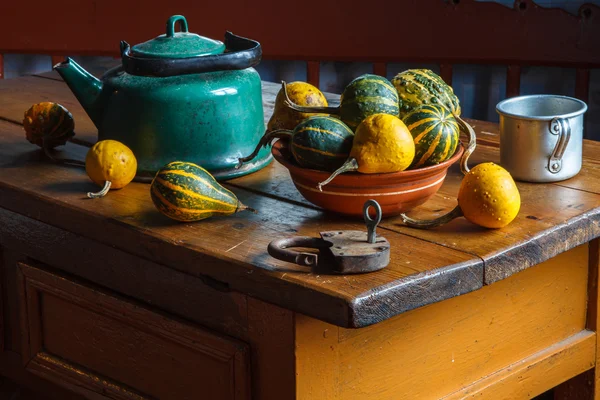 乡村风格。组成与釜，木制的桌子上的装饰南瓜. — 图库照片