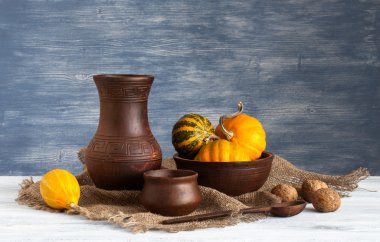 Natürmort: Seramik ahşap masa üzerinde