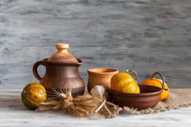 Natürmort ülke tarzı: seramik, dekoratif pumpkins, kulakları buğday ahşap tablo